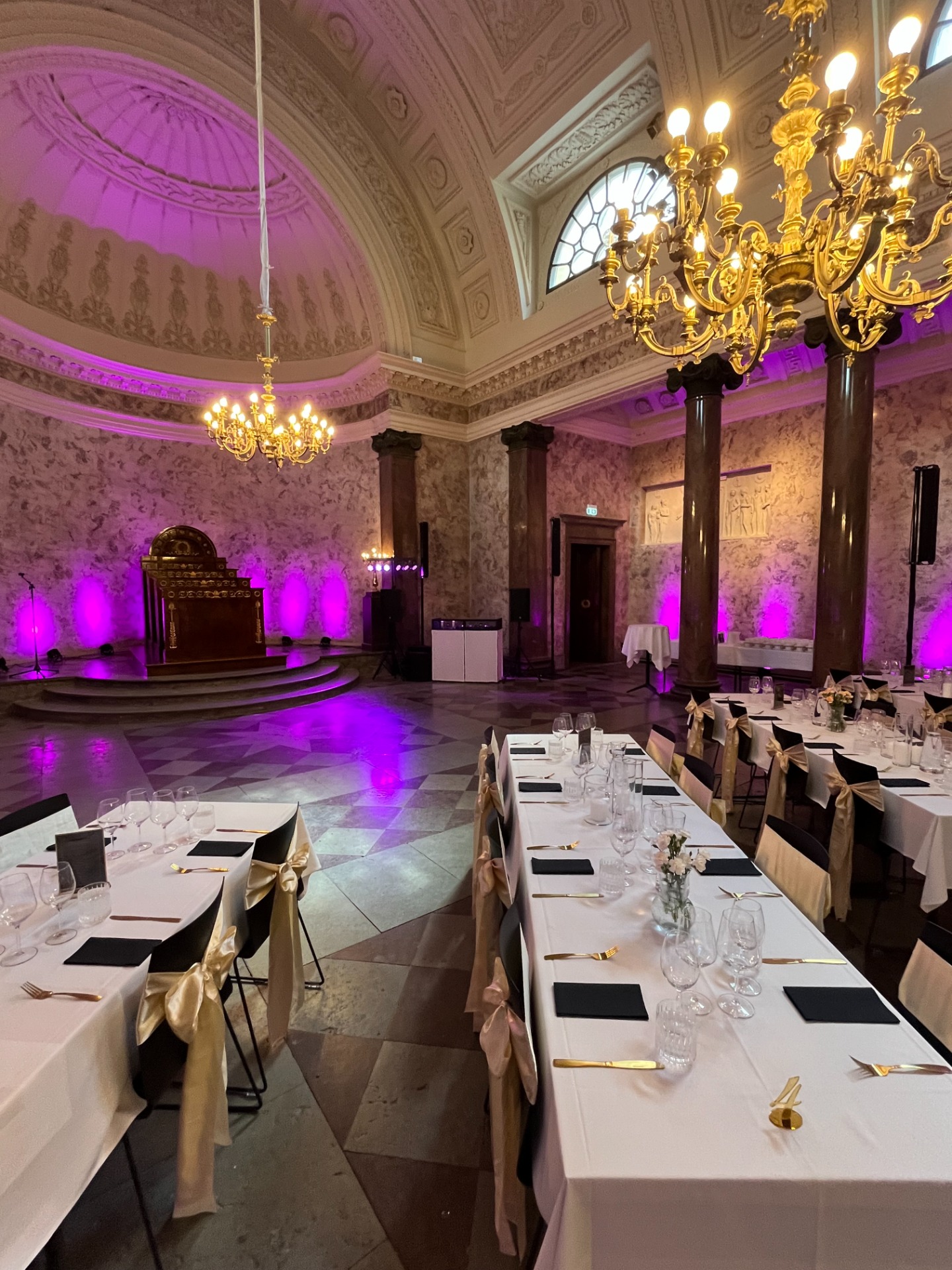 Juhlapaikan valaistus on tärkeää. Luomme juhlatilaan oikean tunnelman valon avulla — hillityt staattiset spottivalot tai energinen bilesäteily. Asennus on siisti ja nopea, laitteisto säädettävissä tilanteen ja musiikin mukaan, jotta tapahtuma näyttää juuri sellaiselta kuin haluat.