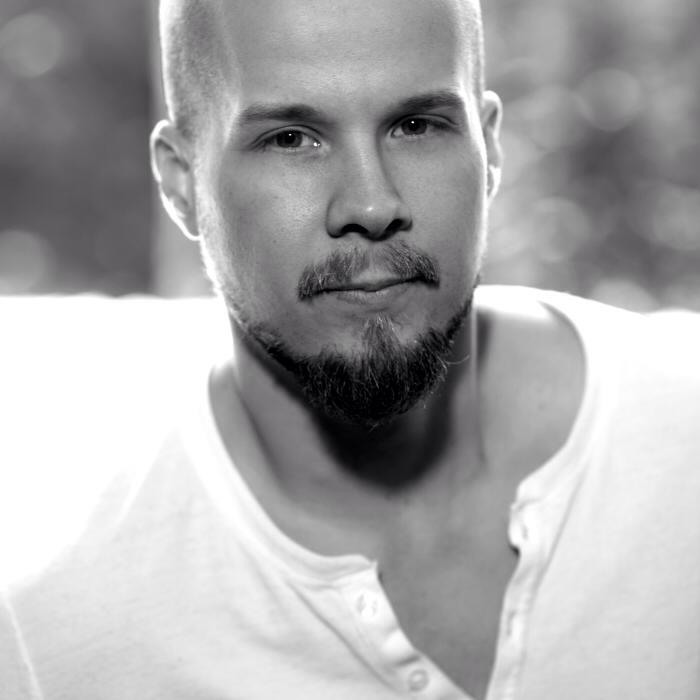 Ammattijuontaja pitää tapahtuman aikataulun hallinnassa, luo sujuvat siirtymät ohjelmanumeroiden välillä ja pitää yleisön mukana tunnelmassa. Aina tilaisuuden ja asiakkaan toiveiden mukaan. Saat selkeän yhteyshenkilön, joka varmistaa, että illan punainen lanka pysyy näkyvissä.